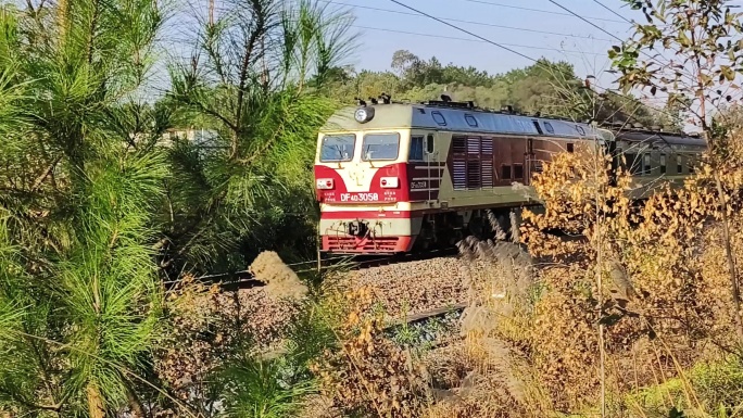 实拍火车铁轨绿皮老火车铁路飞驰中铁火车