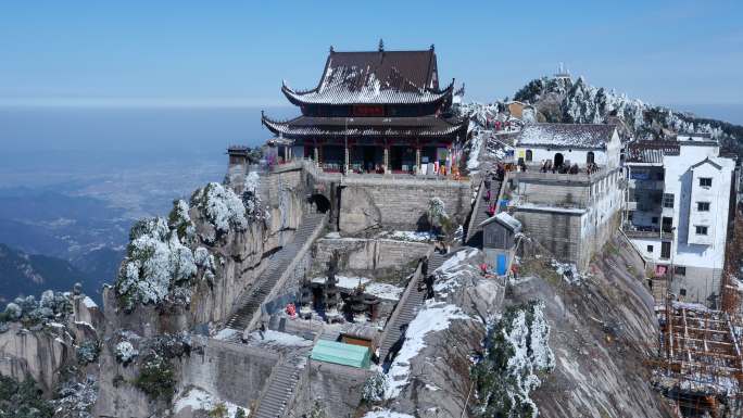 4K航拍九华山风景区天台寺雪景冬日寺庙