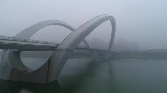 云雾中的青山大桥像起飞的翅膀