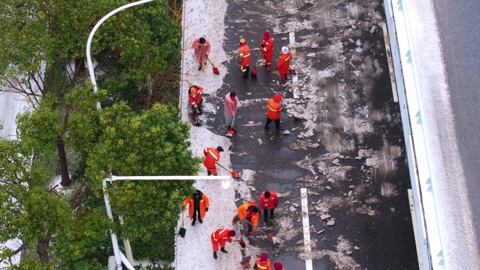 城市冻雨雪灾环卫工扫雪抗灾