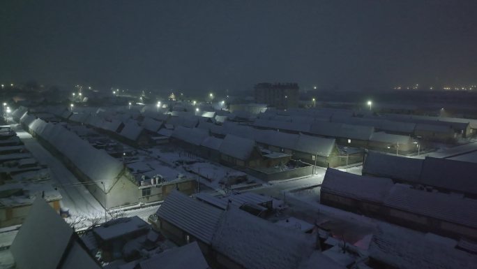 航拍山东荣成俚岛东崮村海草房夜晚雪景