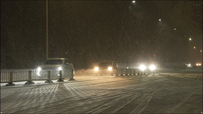下雪 夜晚雪中车流 小区雪景 窗外雪花