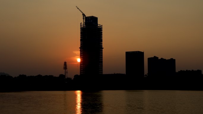 夕阳城市建筑塔吊湖面倒影延时