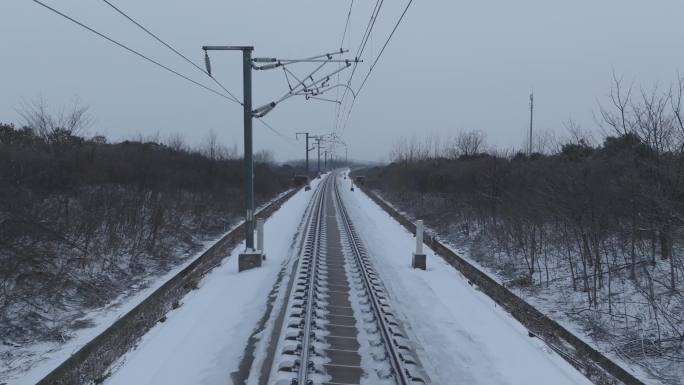 冰雪天气高铁行驶第一视角