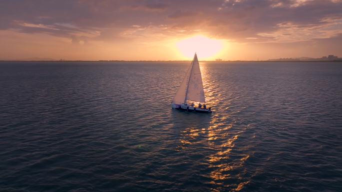 帆船夕阳海上帆船充满希望迎接朝阳扬帆启航