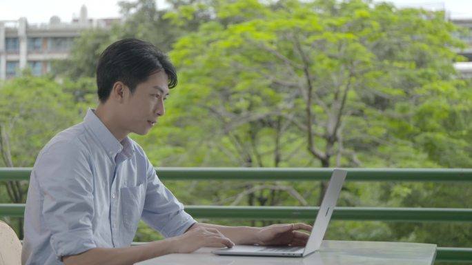 男白领用电脑户外办公绿幕抠图画面可替换