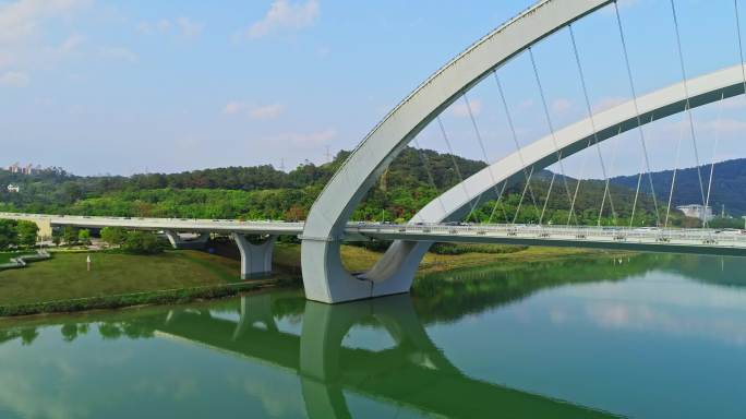 南宁大桥北岸是五A景区青秀山风景区