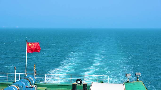 海南琼州海峡船尾海浪与国旗