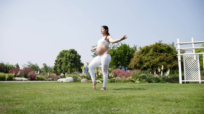 怀孕大肚子准妈妈花园练习瑜伽孕妇锻炼身体