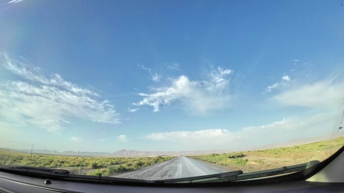 汽车第一视角行驶在沙漠公路上戈壁到草原