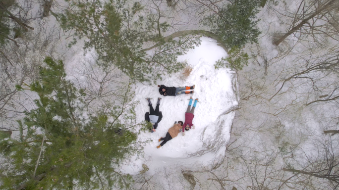 冬天一群人在崂山上玩雪 青岛崂山冬天旅游