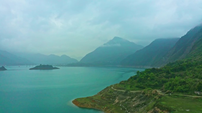 山雾缭绕 绿水青山