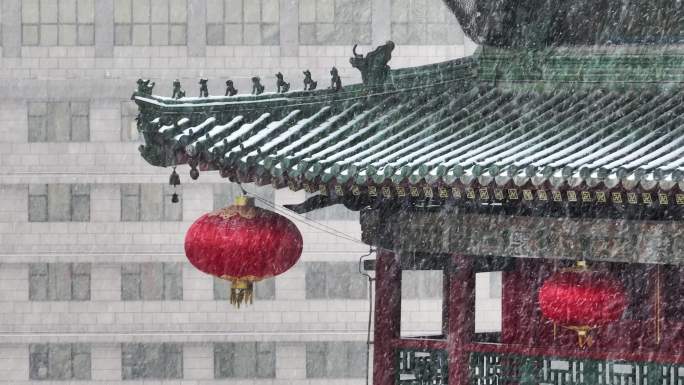 中国陕西西安钟楼挂着红灯笼在大雪中飘动