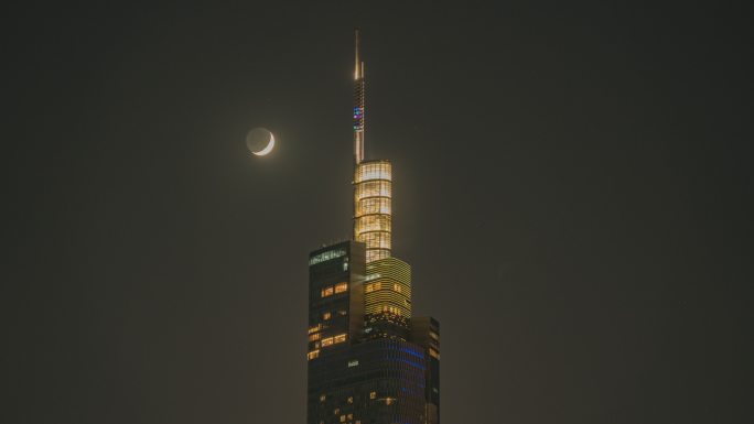 月亮穿过南京紫峰大厦