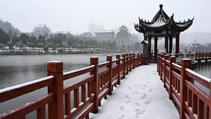 下雪天公园里古亭子在雪中的风景慢动作合成