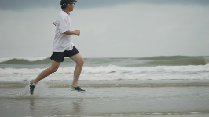 海边年轻人 踏浪踩水  跑步 自由快乐