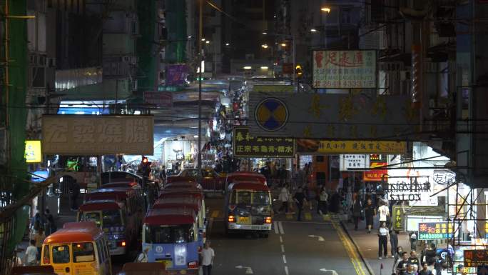 香港旺角街道夜景巴士站霓虹灯招牌车流