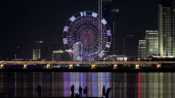 游人观赏江西南昌巨型摩天轮夜景