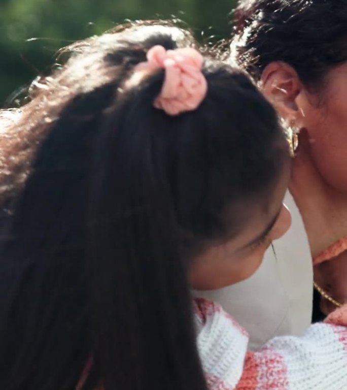 开心的时候，妈妈和猪背孩子在户外游戏，在墨西哥的夏日里亲密无间。母亲，支持和携带女孩的乐趣，散步和玩