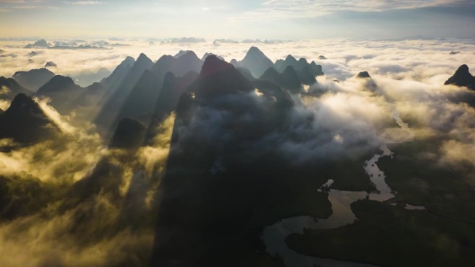 航拍的时间流逝的薄雾笼罩的山脉在清晨在中庆，越南北部