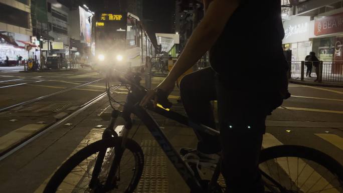 香港元朗夜景十字路口地铁大巴自行车