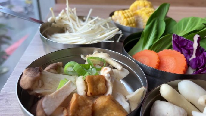 传统的日本酱油拉面拉面汤越南烹饪味增汤菜与蔬菜和肉类在餐厅食材煮肉汤煮粉丝米线在炉子上在餐厅