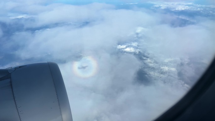 实拍布罗肯现象佛光 彩虹 飞机云层 光晕