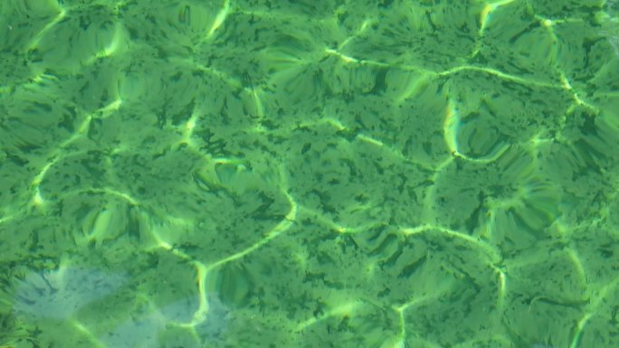 波光粼粼水波纹折射池塘水底阳光折射波光