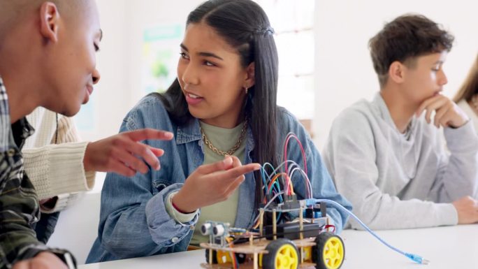 科技，汽车机器人和学生在课堂上，教育或学习电子与汽车玩具的创新。小学生、学习者在科学课上进行交通知识