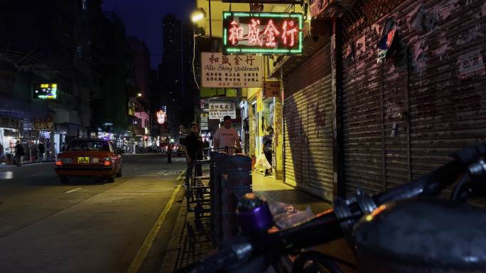 香港油麻地街景夜景华灯初上霓虹灯招牌车流