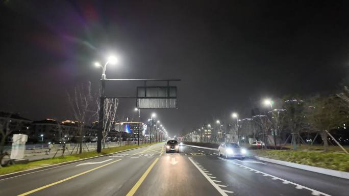 城市夜晚开车第一视角汽车窗外沿途风景马路