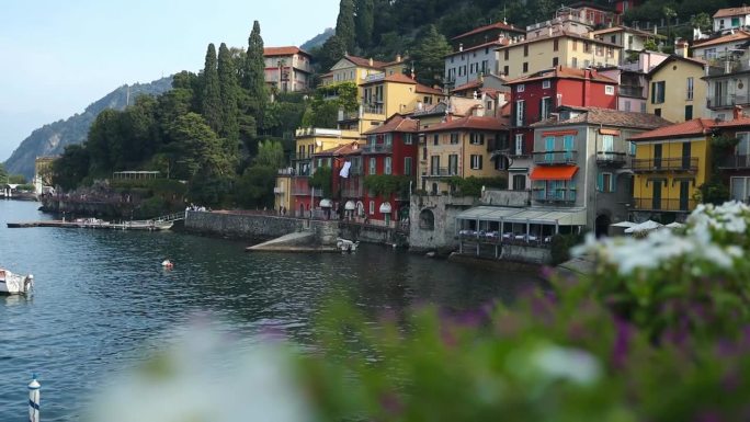 在意大利度假时，可以欣赏到意大利最美丽的湖泊——伦巴第的科莫湖。