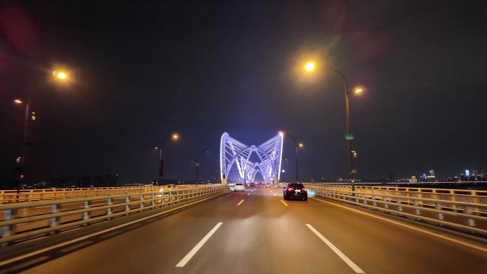 城市夜晚夜景开车第一视角汽车窗外沿途风景