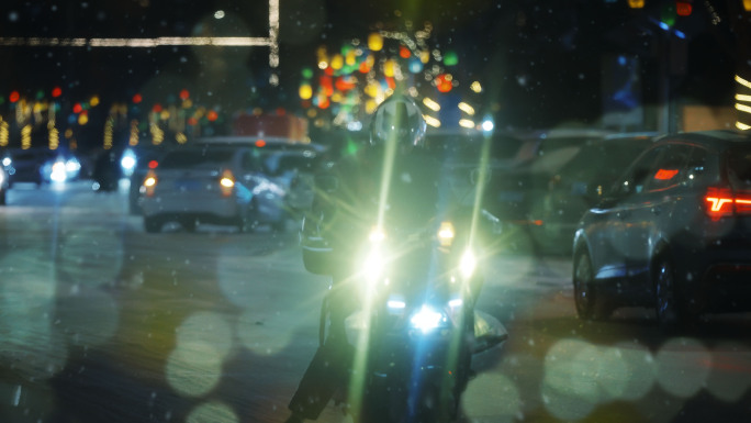 春节深夜城市雪中努力拼搏的人