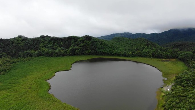 大埃塘国家公园火山湖映云天，航拍全景建立