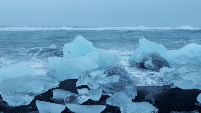 冰岛钻石冰沙滩，钻石沙滩，海浪拍打冰山