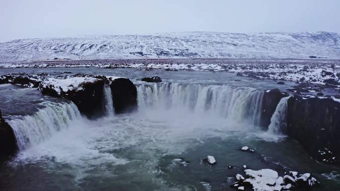 众神瀑布，冰岛的瀑布，雪后的瀑布