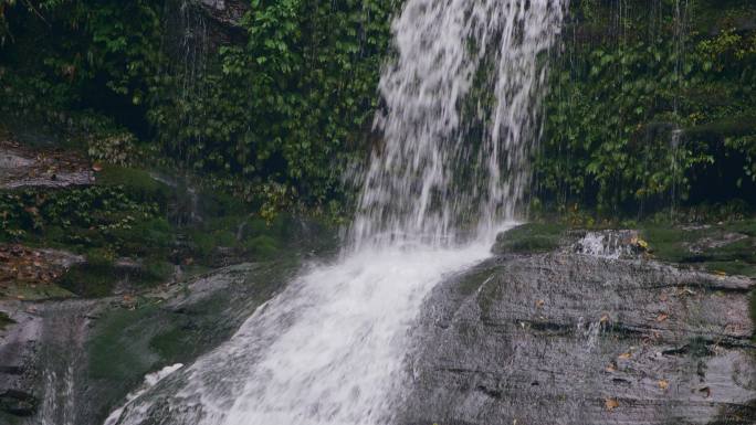 瀑布飞流流水