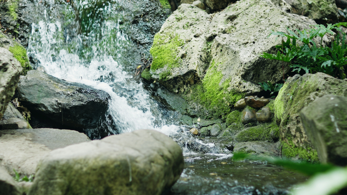 春天山水山泉湖面瀑布溪流水面波纹倒影