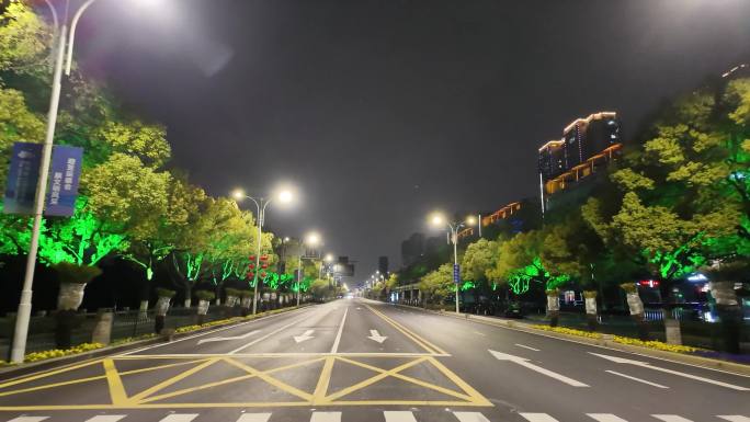 城市夜晚开车第一视角汽车窗外沿途风景马路