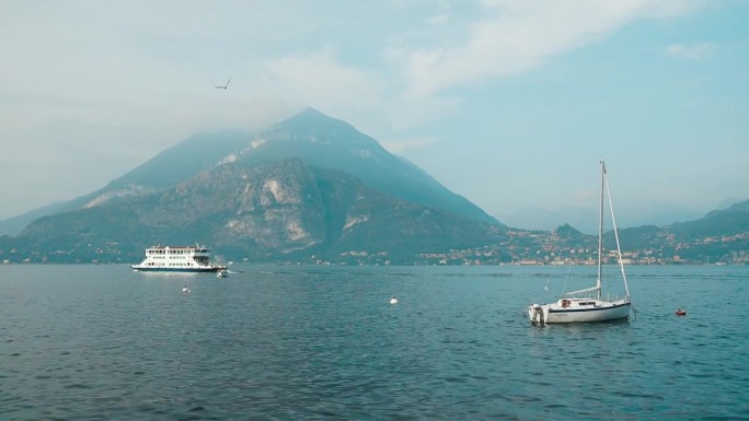 美丽的全景瓦雷纳村在科莫湖在意大利。意大利科莫湖畔的瓦雷纳。意大利著名的高山湖泊