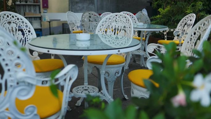 夏日里，风景如画的意大利贝拉吉奥小镇，游客们在科莫湖畔的户外咖啡馆里午睡。