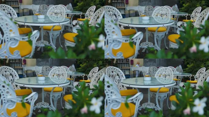 夏日里，风景如画的意大利贝拉吉奥小镇，游客们在科莫湖畔的户外咖啡馆里午睡。