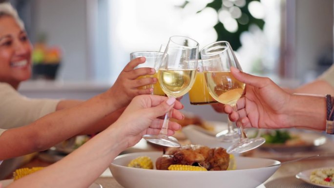 快乐的家庭，手和欢呼晚餐庆祝一起吃饭或支持在家里。团体，酒杯特写或人们在餐桌上吃东西，喝东西或在早午