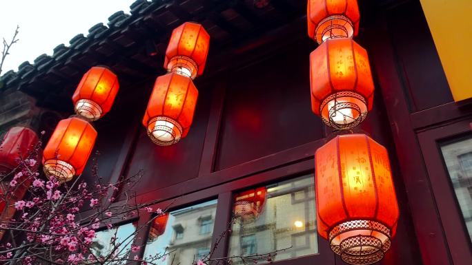 中式建筑上的红色灯笼