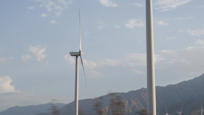 风车、蓝天和涡轮机代表电力，可持续性和工业代表清洁能源。加州，碳捕获和生态友好型生产，包括风力发电场
