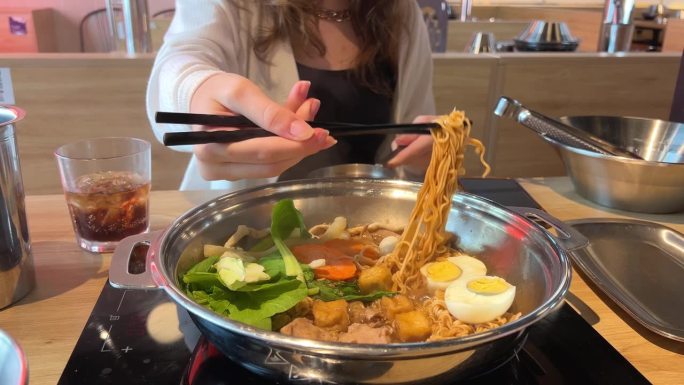 传统的日本酱油拉面拉面汤越南烹饪味增汤菜与蔬菜和肉类在餐厅食材煮肉汤煮粉丝米线在炉子上在餐厅