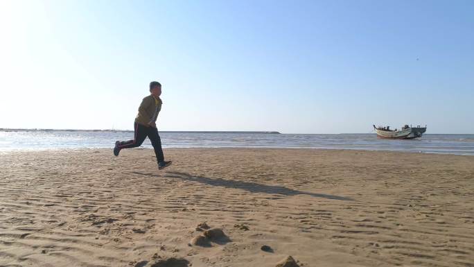 在海边奔跑的小男孩4K
