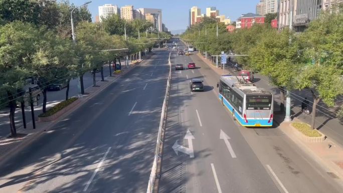 北京过街天桥下面行驶的汽车