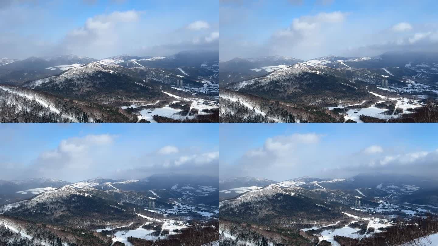 Tomamu是北海道中部一个现代化的高级滑雪胜地，从札幌以南乘火车约90分钟即可到达。度假村覆盖了两